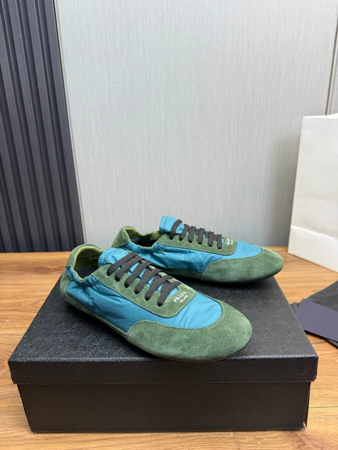 Men's shoes 💰600💰 PRADA 2025 Early Spring Collapse New Couple Style Sports Shoes Moral Training Shoes The name Collapse comes from the fact that it can be easily put on and taken off with bare hands. The light and comfortable features make it more relaxed and casual. The side elastic design can be worn twice! Super comfortable catwalk sneakers, as light and thin as ballet slippers, as comfortable as sneakers, comfortable and super light on the feet. Fabric: nubuck leather spliced ​​with nylon cloth. Silk cowhide foot pads. Size: Women's code 35/40 Men's code 39/45